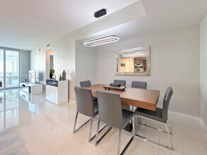 7751 NW 107th Ave in Doral, FL - Foto de edificio - Building Photo