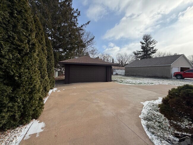 1155 N Cherry St in Galesburg, IL - Foto de edificio - Building Photo