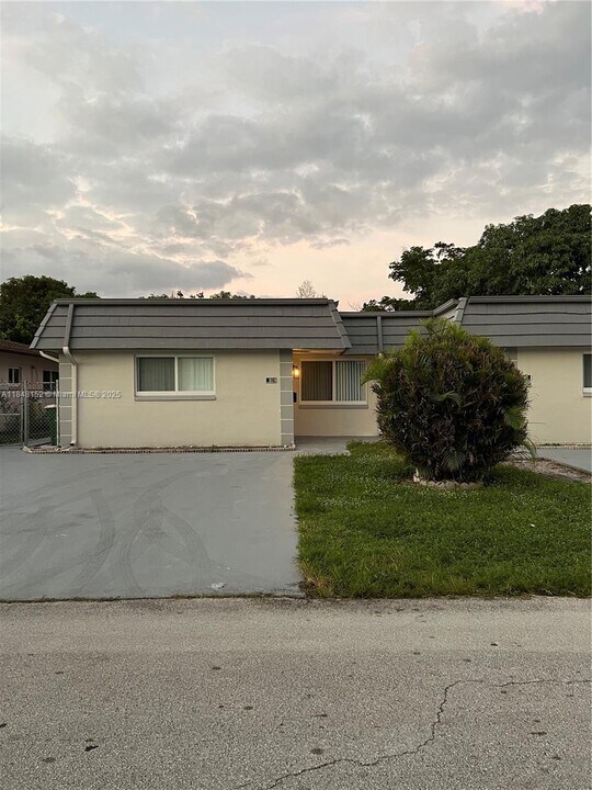 7407 NW 76th Ct in Tamarac, FL - Building Photo