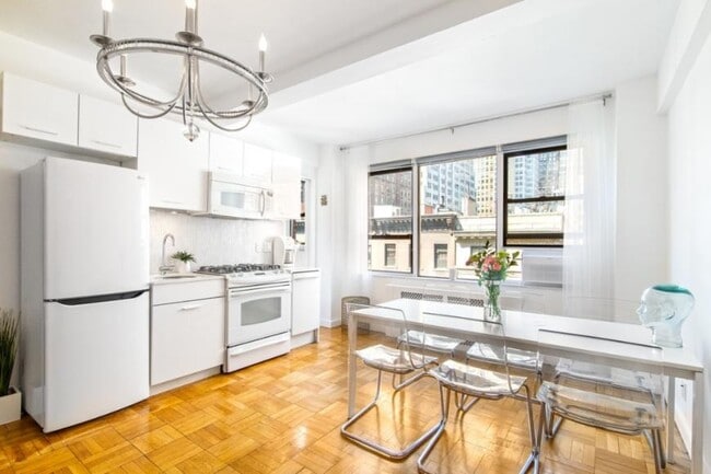 30 E 37th St in New York, NY - Building Photo - Building Photo