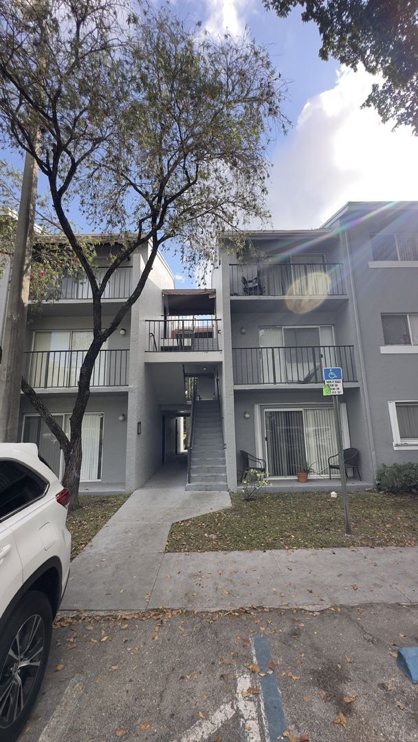 1068 Benoist Farms Rd