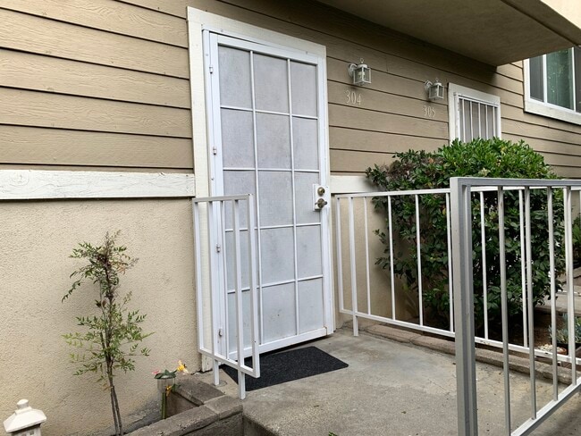 15220 S Normandie Ave, Unit 304 in Gardena, CA - Building Photo - Building Photo