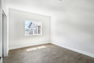 2066 NW Monterey Pines Dr in Bend, OR - Foto de edificio - Building Photo