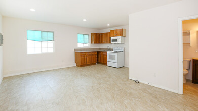 1206 Mountain View St in San Fernando, CA - Building Photo - Building Photo