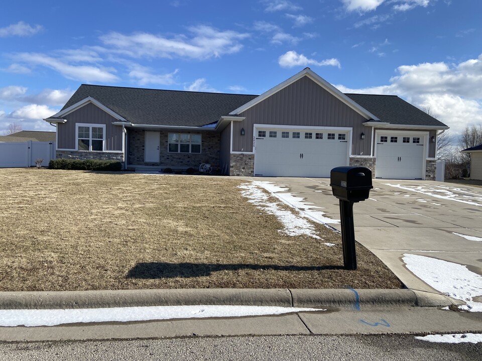 2025 Sandy Springs Rd in De Pere, WI - Building Photo