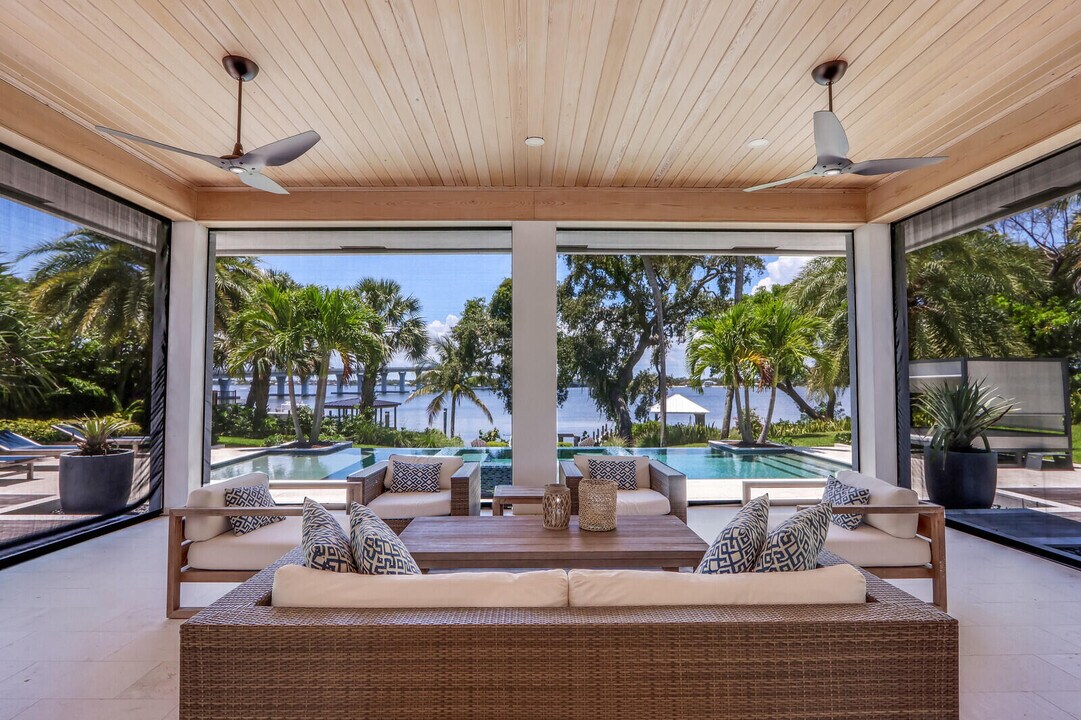 11 N River Rd in Stuart, FL - Building Photo