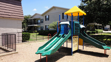 Amherst Oaks in Dallas, TX - Foto de edificio - Building Photo