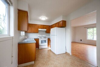 13283 SE Oatfield Rd in Milwaukie, OR - Foto de edificio - Building Photo