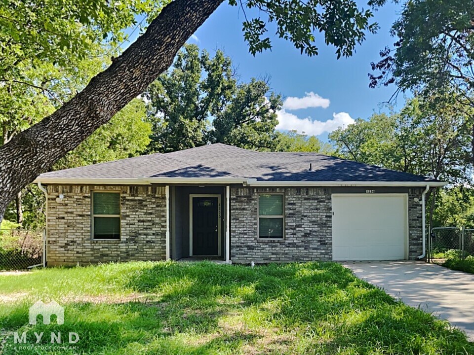 1236 E James St in Cleburne, TX - Building Photo