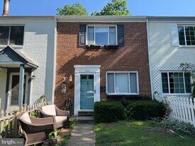 126 E Rosemont Ave in Alexandria, VA - Building Photo