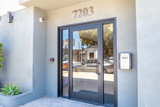 Rubio Villas in Lake Balboa, CA - Building Photo - Building Photo