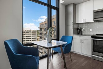 1008 N Glebe Rd in Arlington, VA - Foto de edificio - Building Photo