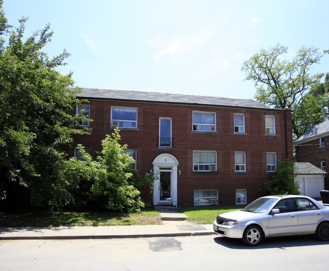 1 Fernwood Gdns in Toronto, ON - Building Photo - Building Photo