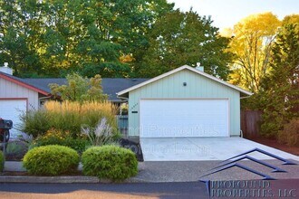18922 NW Nelscott St in Portland, OR - Foto de edificio - Building Photo