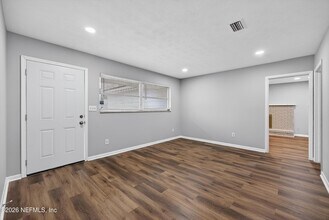 8015 Jaguar Dr in Jacksonville, FL - Building Photo - Building Photo