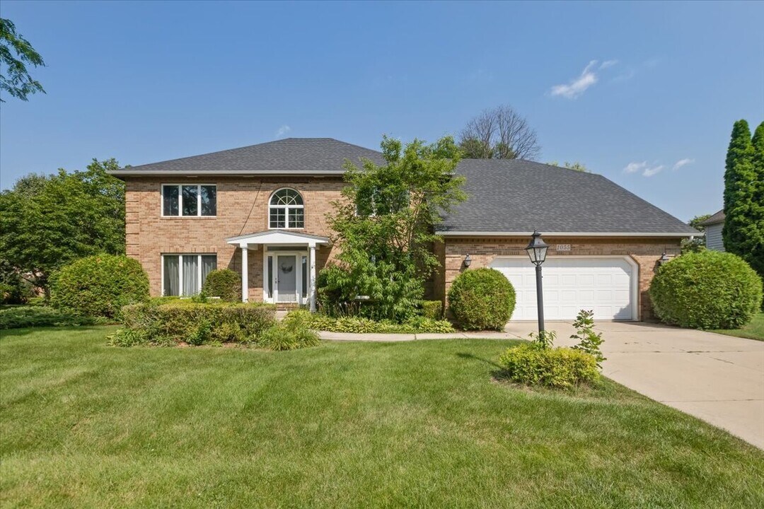 1055 Knollwood Ln in West Chicago, IL - Building Photo