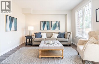 15 Pierre Trudeau Ln in Grimsby, ON - Building Photo - Building Photo