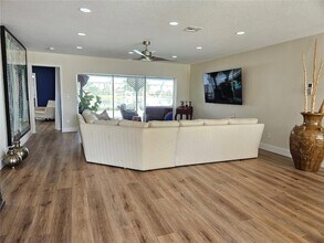 917 S Gondola Dr in Venice, FL - Foto de edificio - Building Photo