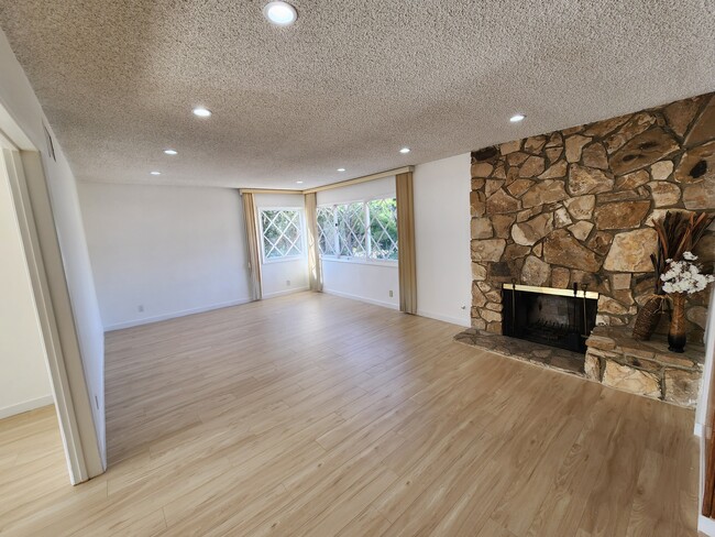 16386 Shamhart Dr in Granada Hills, CA - Building Photo - Building Photo