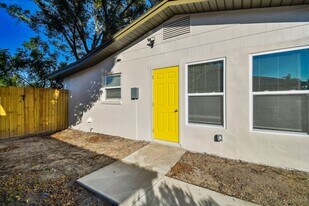 39041 Manor Dr, Unit Unit B in Zephyrhills, FL - Building Photo