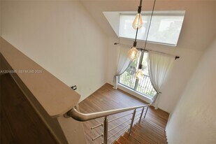 6884 N Kendall Dr in Miami, FL - Building Photo