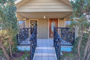 8004 Mendez St in Houston, TX - Building Photo