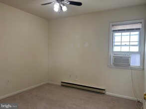 102 Royal St SW-Unit -B in Leesburg, VA - Foto de edificio - Building Photo