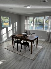 1477 E Lindberg St in Springfield, MO - Foto de edificio - Building Photo