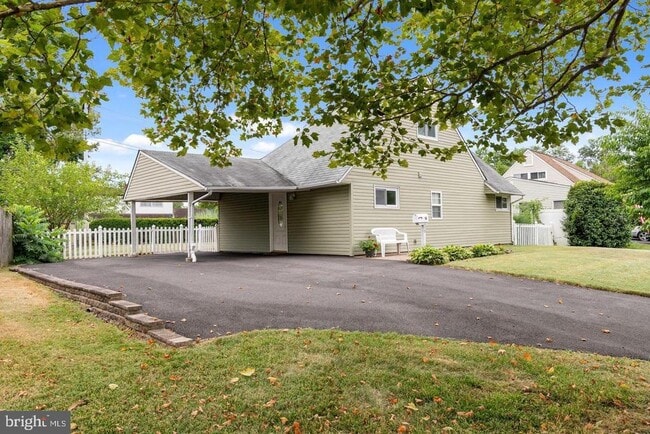 16 Crabtree Dr in Levittown, PA - Foto de edificio - Building Photo