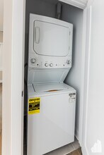 3401 W Fullerton Ave, Unit 2 in Chicago, IL - Foto de edificio - Building Photo