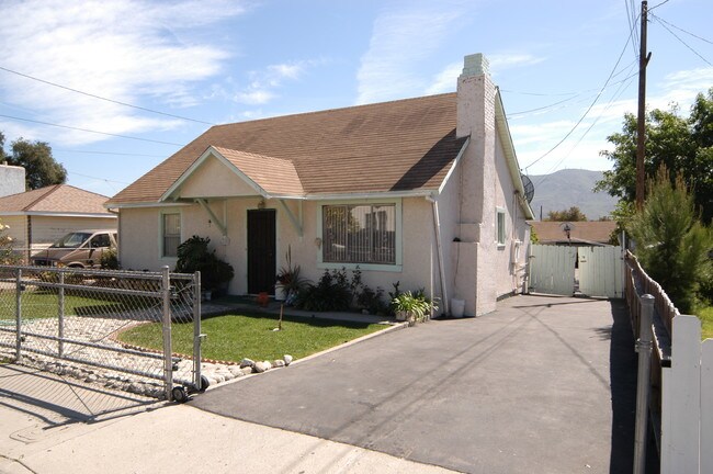 1160 Richmond Rd in Santa Paula, CA - Building Photo - Building Photo