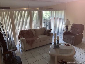 3301 Spanish Moss Terrace-Unit -416 in Lauderhill, FL - Foto de edificio - Building Photo