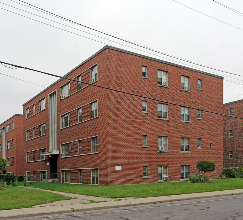 Claremount Court in Hamilton, ON - Building Photo