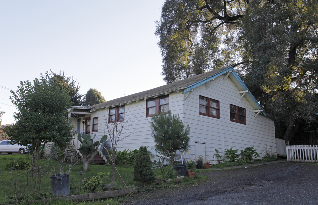 1825 Petaluma Blvd in Petaluma, CA - Foto de edificio