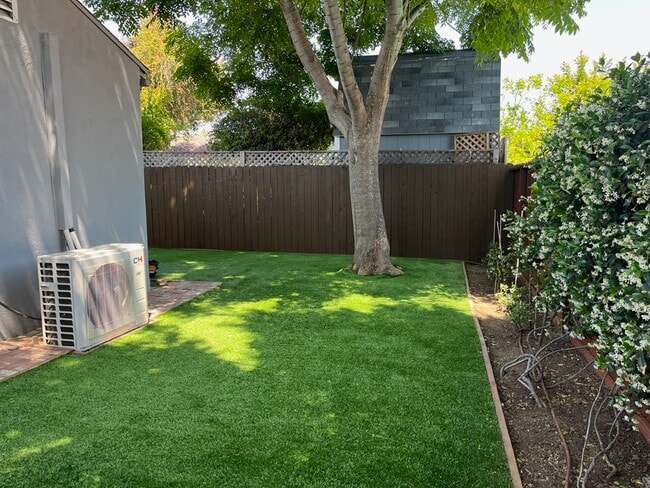 15838 Hart St in Los Angeles, CA - Building Photo - Building Photo