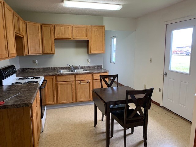 718 Dawn Ave, Unit 718 in Thief River Falls, MN - Building Photo