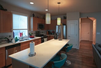 13026 56th Ave S, Unit # A in Tukwila, WA - Foto de edificio - Building Photo