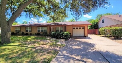 403 San Jacinto Dr in Rockdale, TX - Building Photo - Building Photo