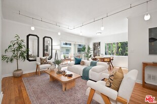 1131 Alta Loma Rd in West Hollywood, CA - Building Photo