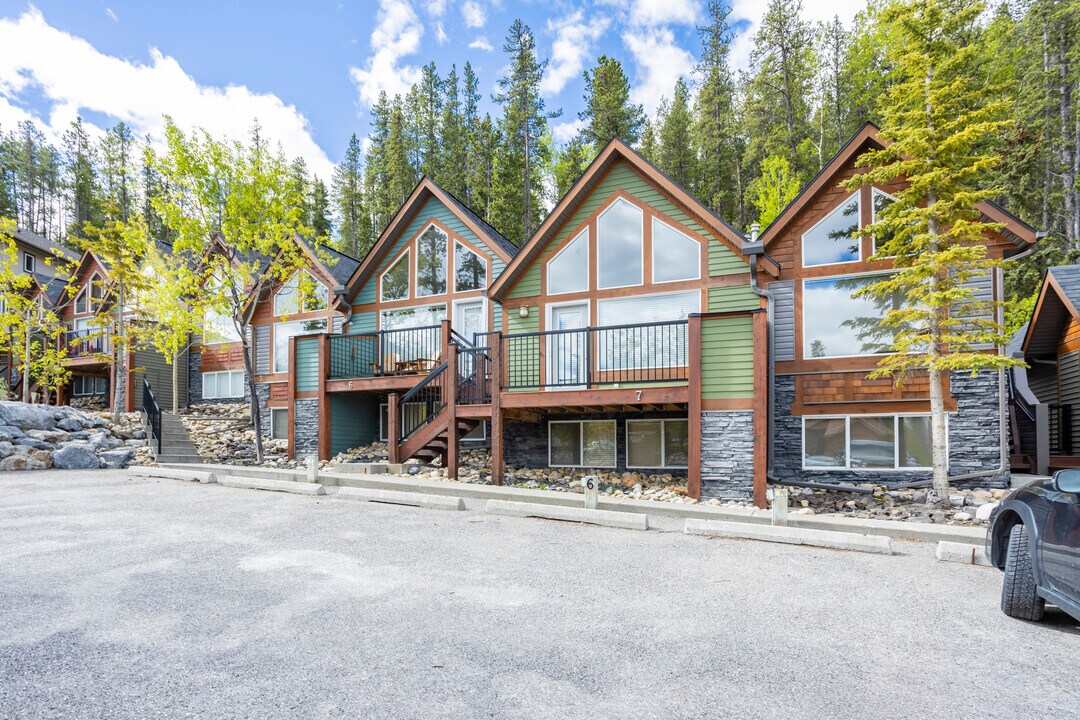 903 Wilson Way in Canmore, AB - Building Photo