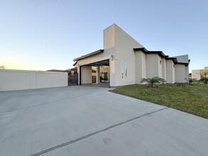 3011 Quintero St in Laredo, TX - Building Photo - Building Photo