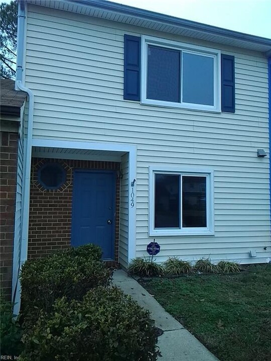 1049 Commonwealth Pl in Virginia Beach, VA - Building Photo