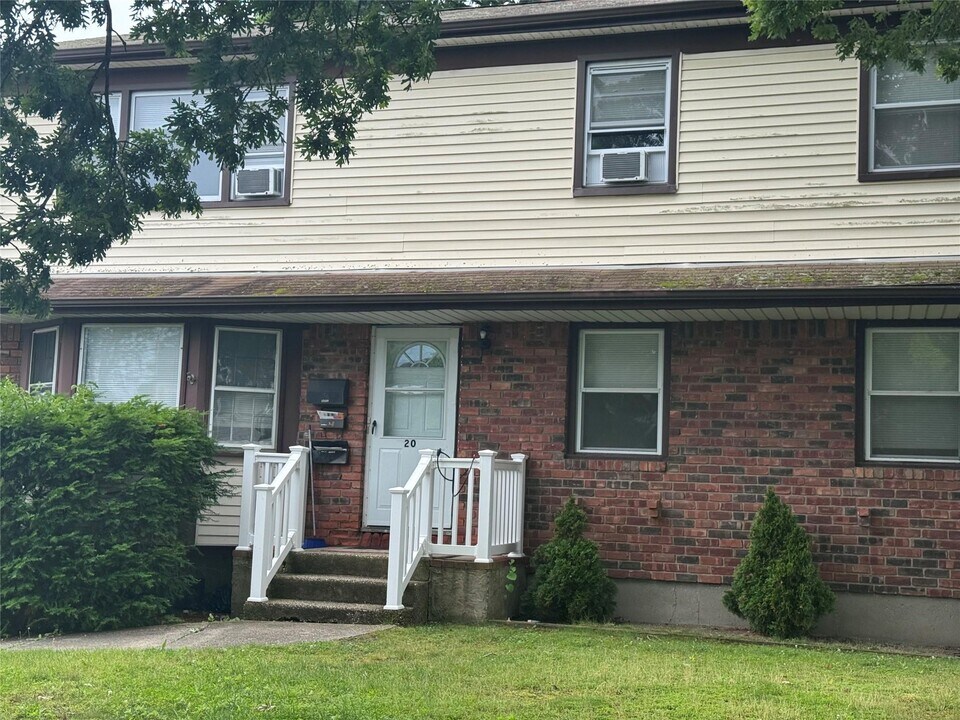 20 Amsterdam Ave in West Babylon, NY - Building Photo