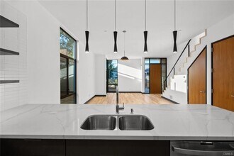 922 W Clark Ave in Burbank, CA - Building Photo - Building Photo