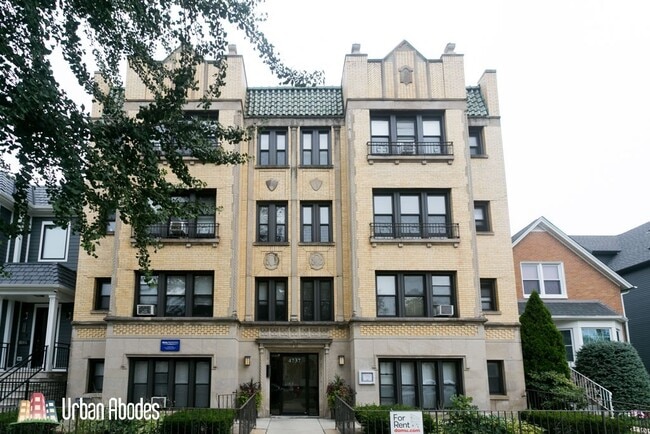 4738 N Hermitage Ave, Unit M01B