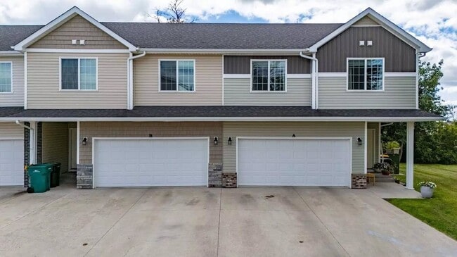 Montgomery Townhomes in West Fargo, ND - Building Photo - Building Photo