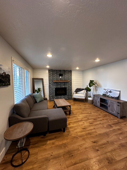 8740 S Spartan Dr in Sandy, UT - Building Photo
