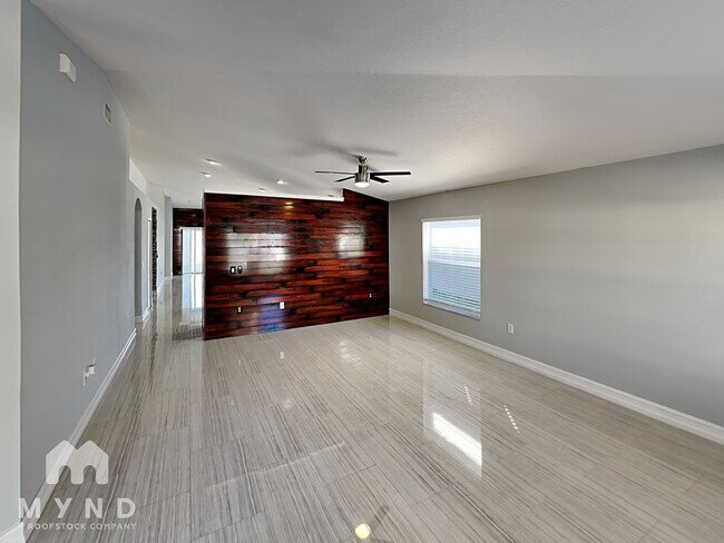 8105 Tar Hollow Dr in Gibsonton, FL - Foto de edificio - Building Photo