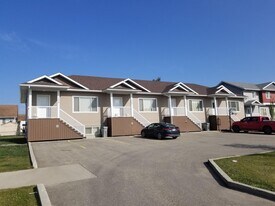9206-9293 93 Ave in Grande Prairie, AB - Building Photo