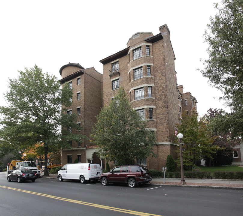 132 Pondfield Rd in Bronxville, NY - Foto de edificio